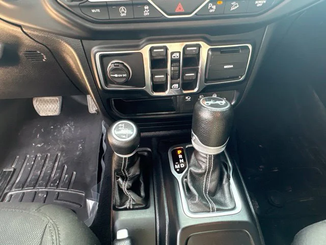 Used 2019  Jeep Sahara image 22