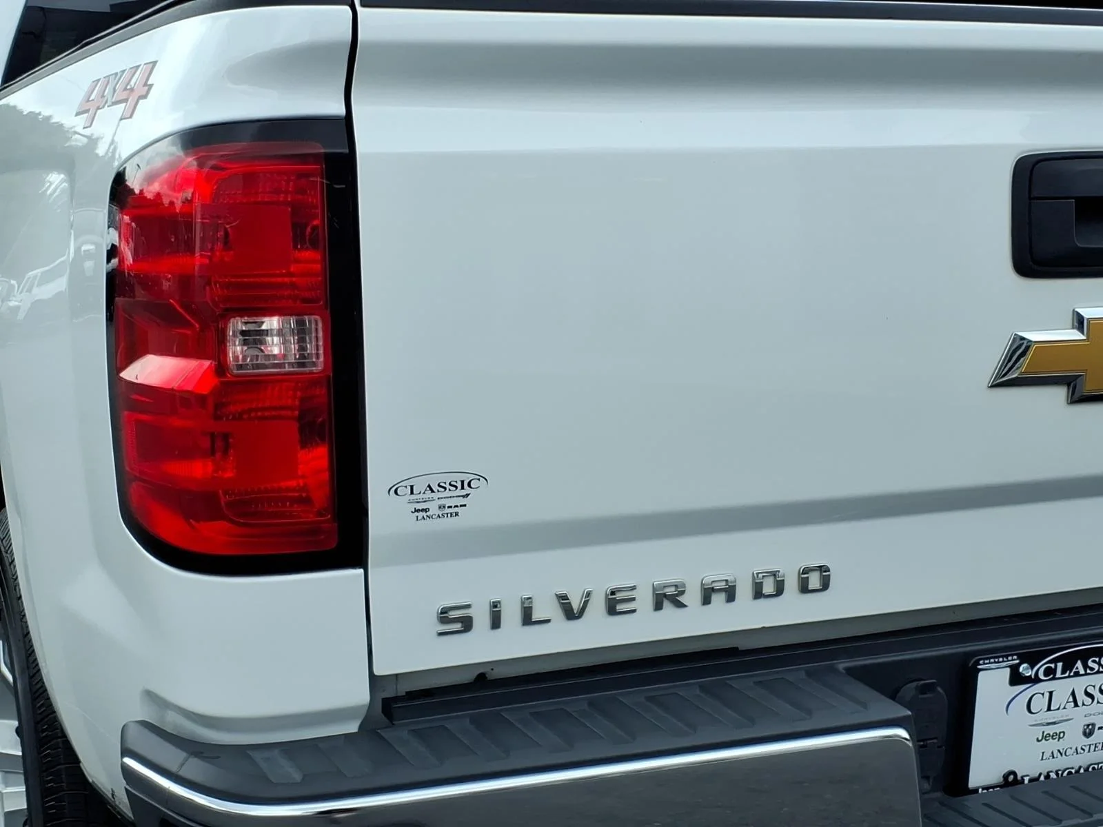 Used 2018 Summit White Chevrolet LT image 16