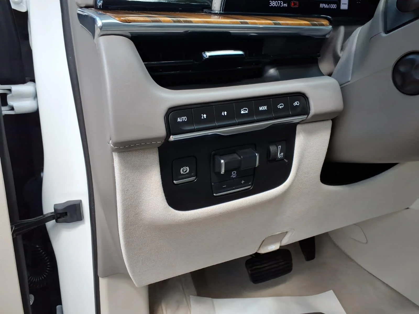 Certified Used 2024 Crystal White Tricoat Cadillac Sport Platinum image 13