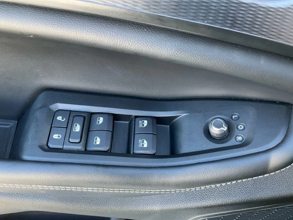 Used 2023 White Jeep Laredo image 26