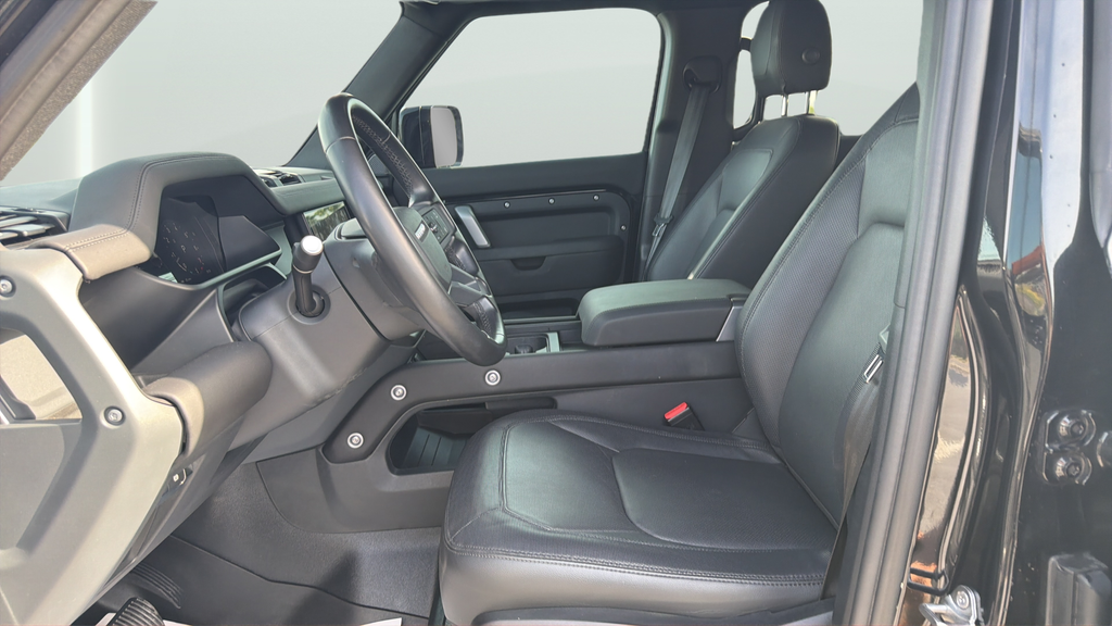 Used 2024 Black Land Rover X-Dynamic SE image 17