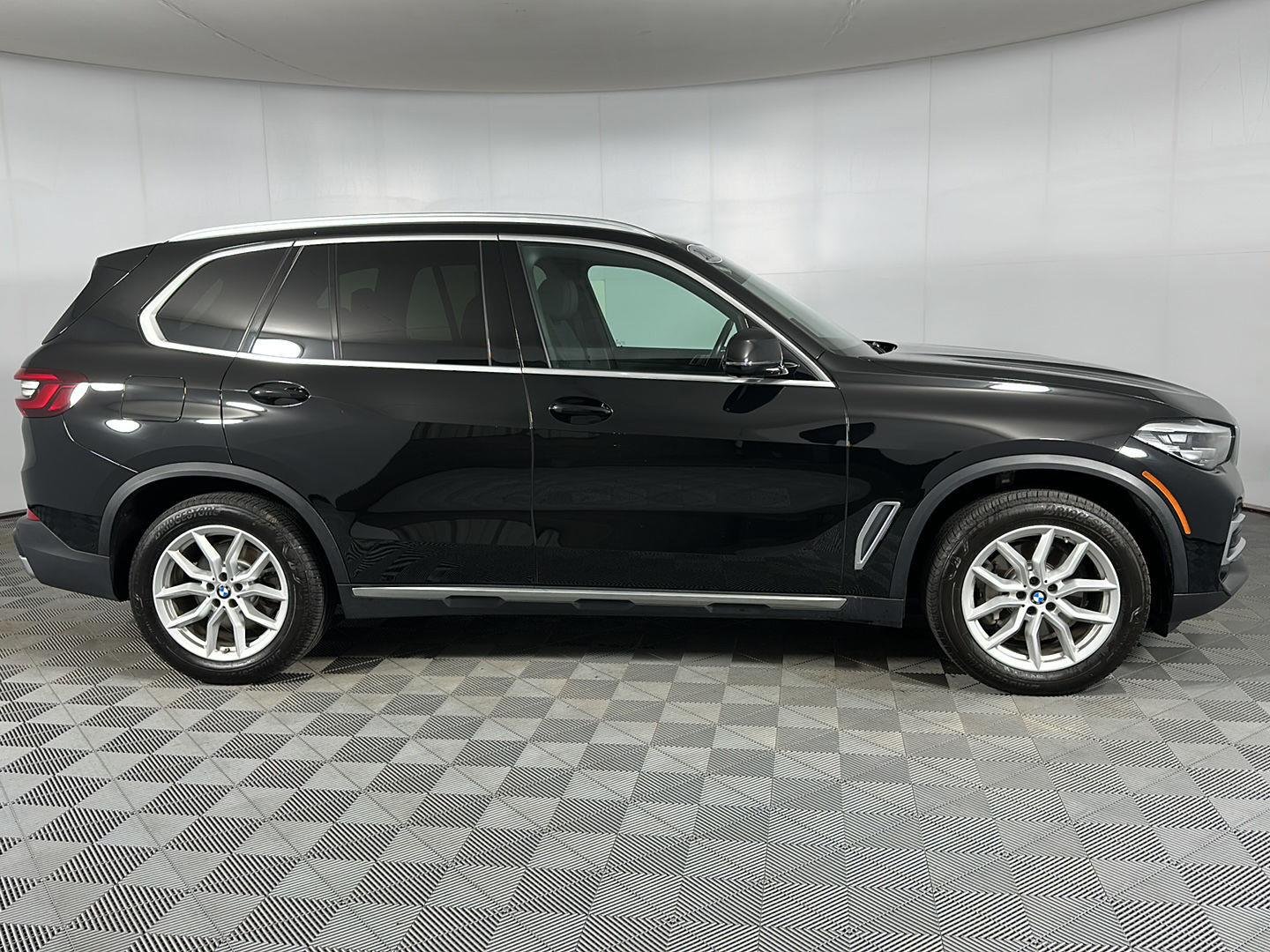 Used 2021 Jet Black BMW xDrive40i image 31