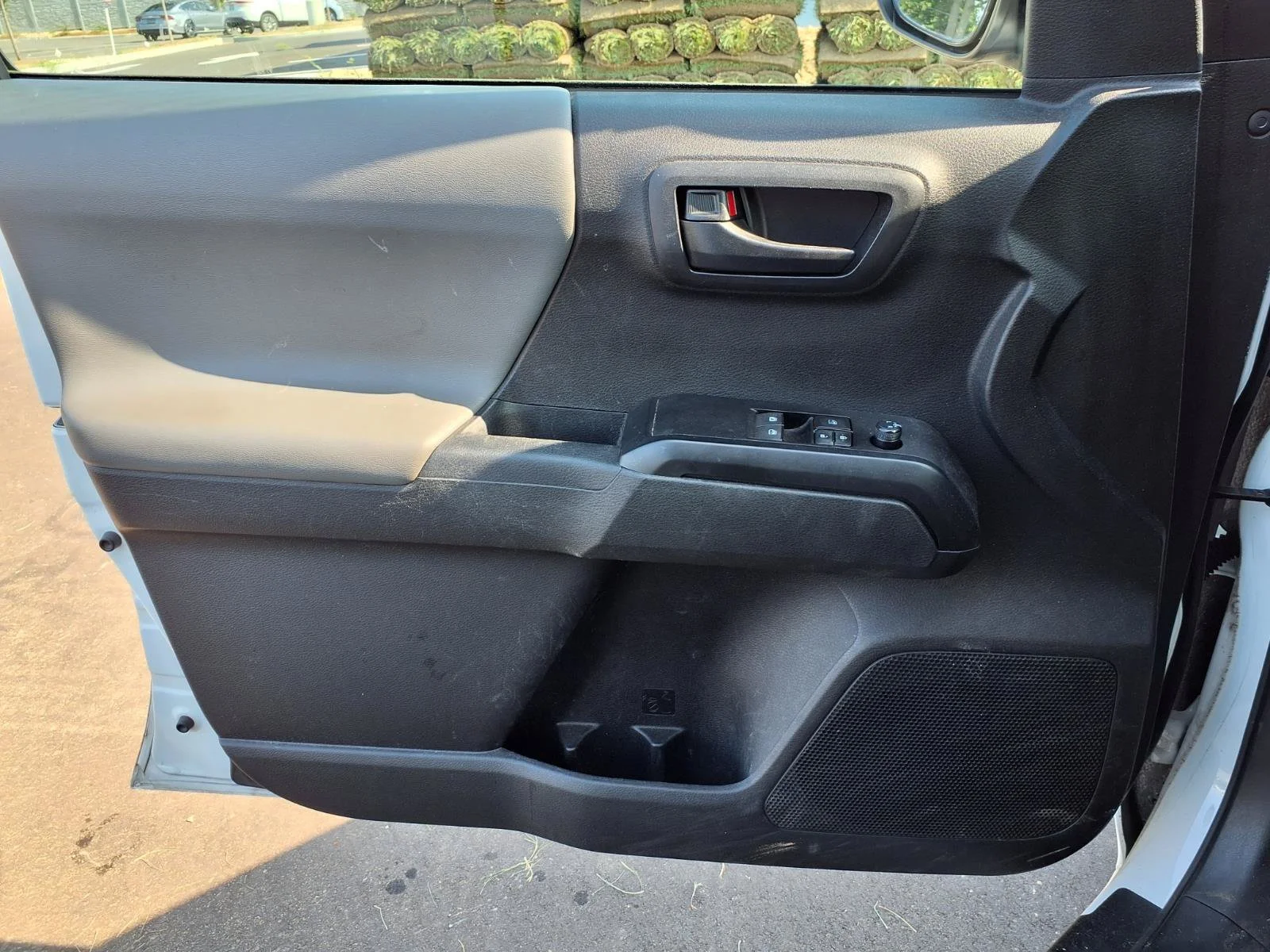 Certified Used 2022 White Toyota SR image 17