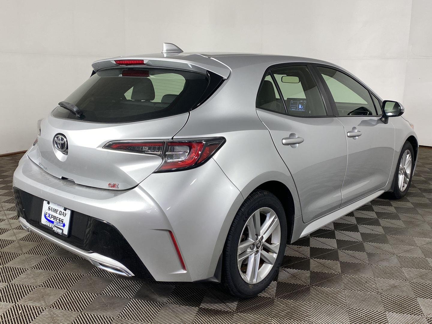 Used 2019 Classic Silver Metallic Toyota SE image 5