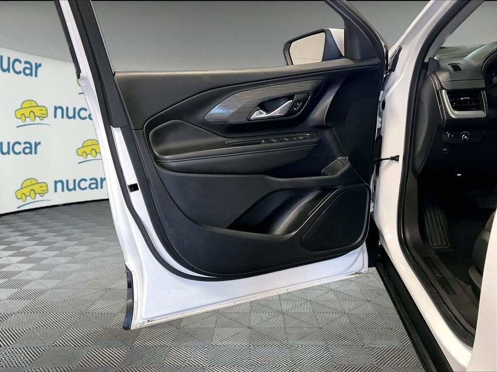 Used 2024 White GMC SLE image 9