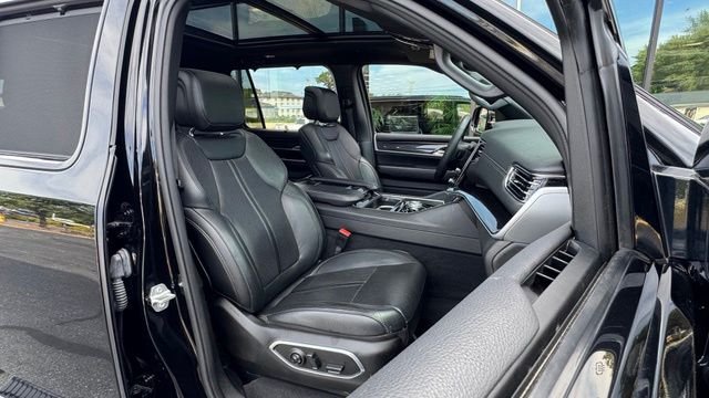 Used 2024 Diamond Black Crystal Pearlcoat Jeep Base image 25