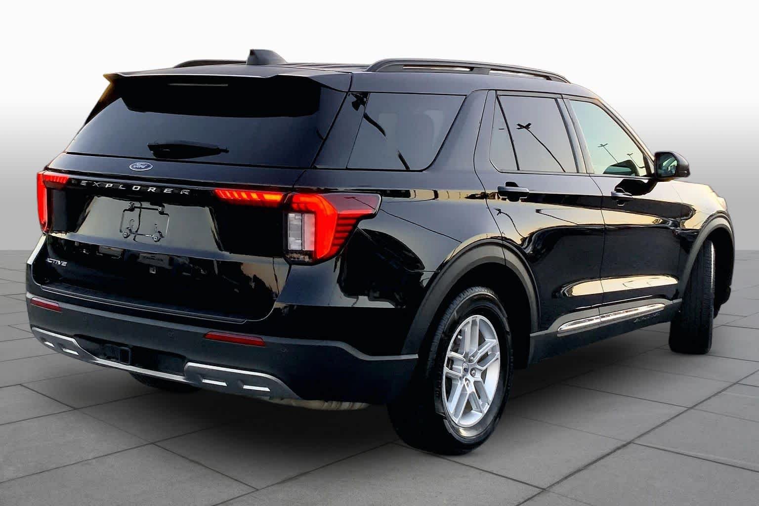 Used 2025 Agate Black Metallic Ford Active image 12