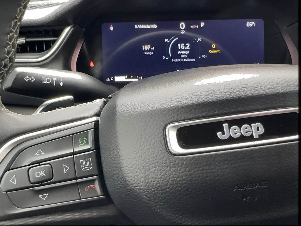 Used 2024 White/off-white Jeep Altitude image 40