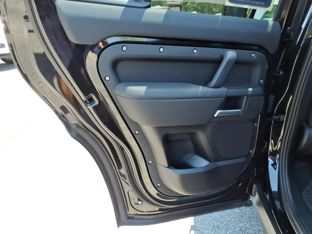 Used 2025 Black Land Rover 110 P400 X-Dynamic SE image 23