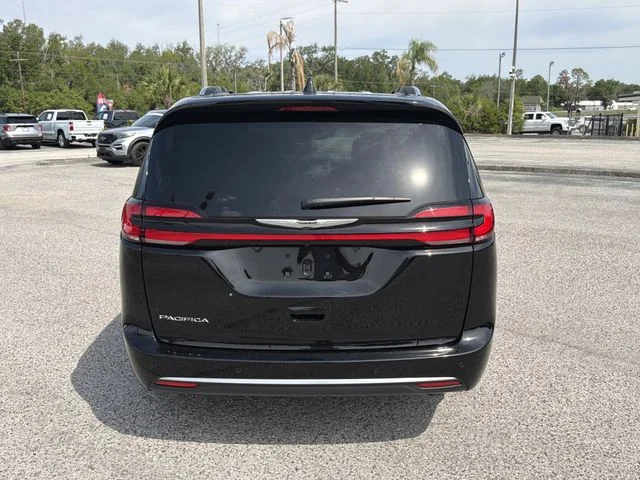 Used 2024 Black Chrysler Pinnacle image 5