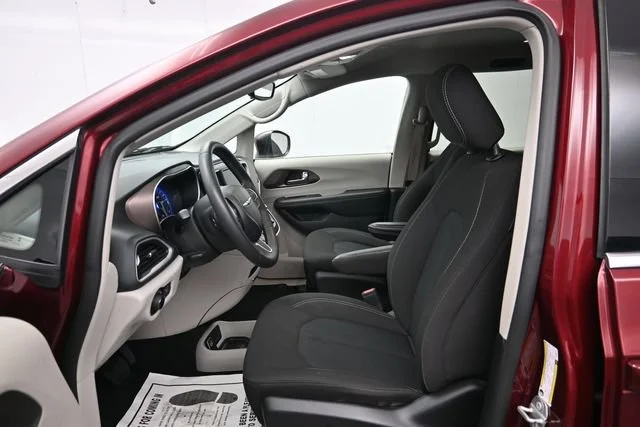 Used 2023 Velvet Red Pearlc Chrysler LX image 9