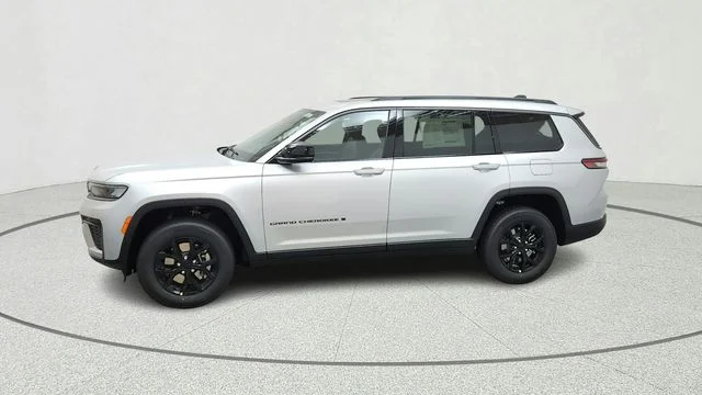 New 2026 Silver Zynith Exterior Paint Jeep Altitude image 4