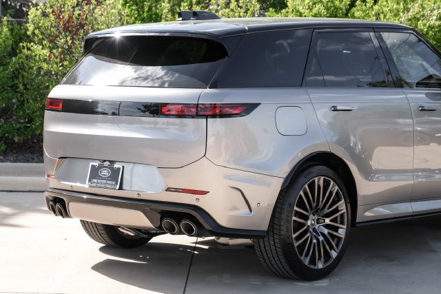 Certified Used 2024 Flux Silver SV Bespoke Ultra Metallic Gloss Land Rover SV Edition One Flux Silver image 14