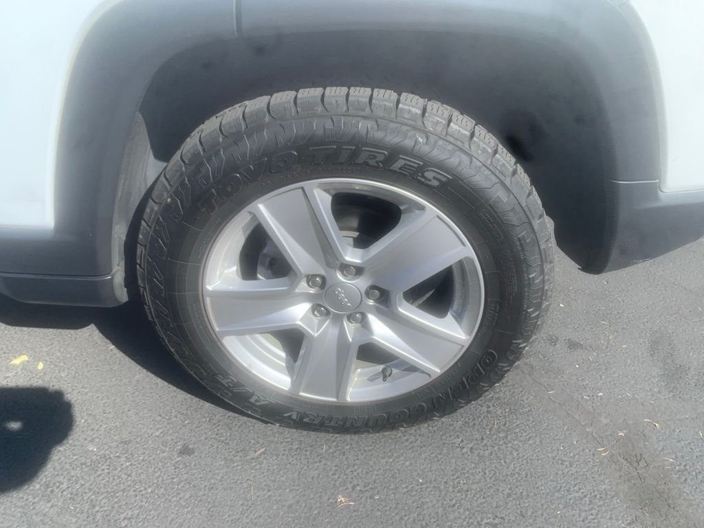 Used 2022 Bright White Clearcoat Jeep Latitude image 9