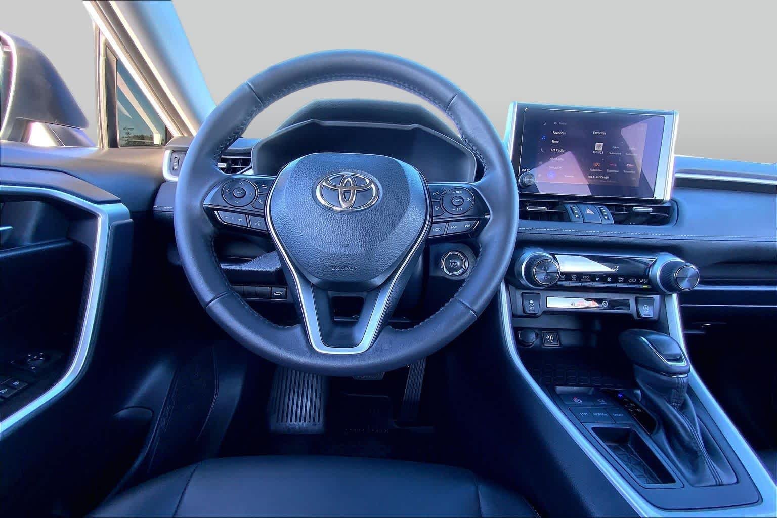 Used 2025 Wind Chill Pearl Toyota XLE Premium image 6