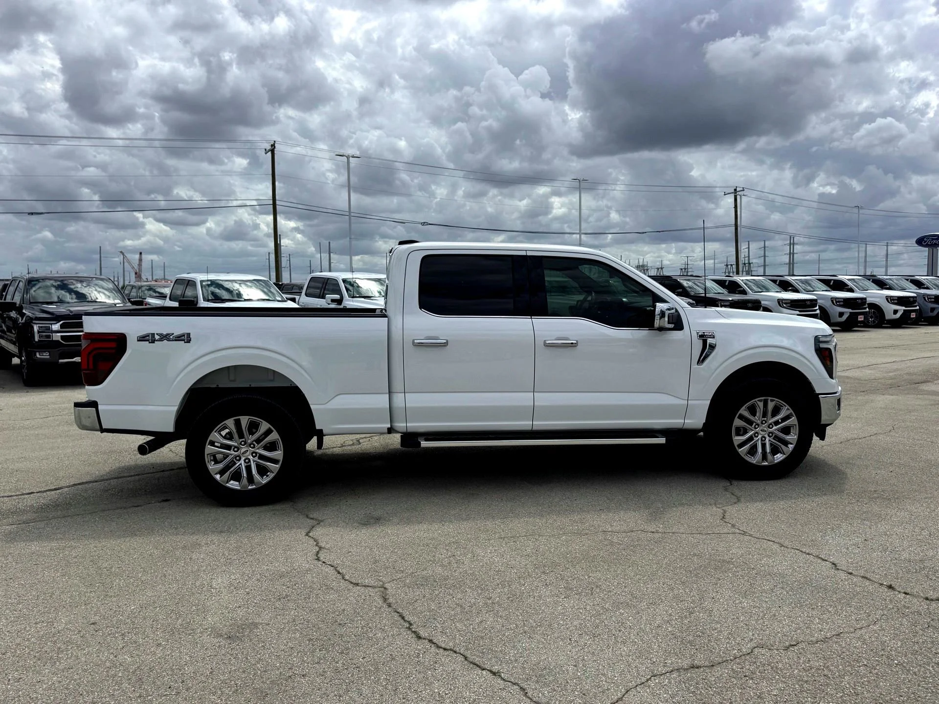 Used 2024  Ford Lariat image 5