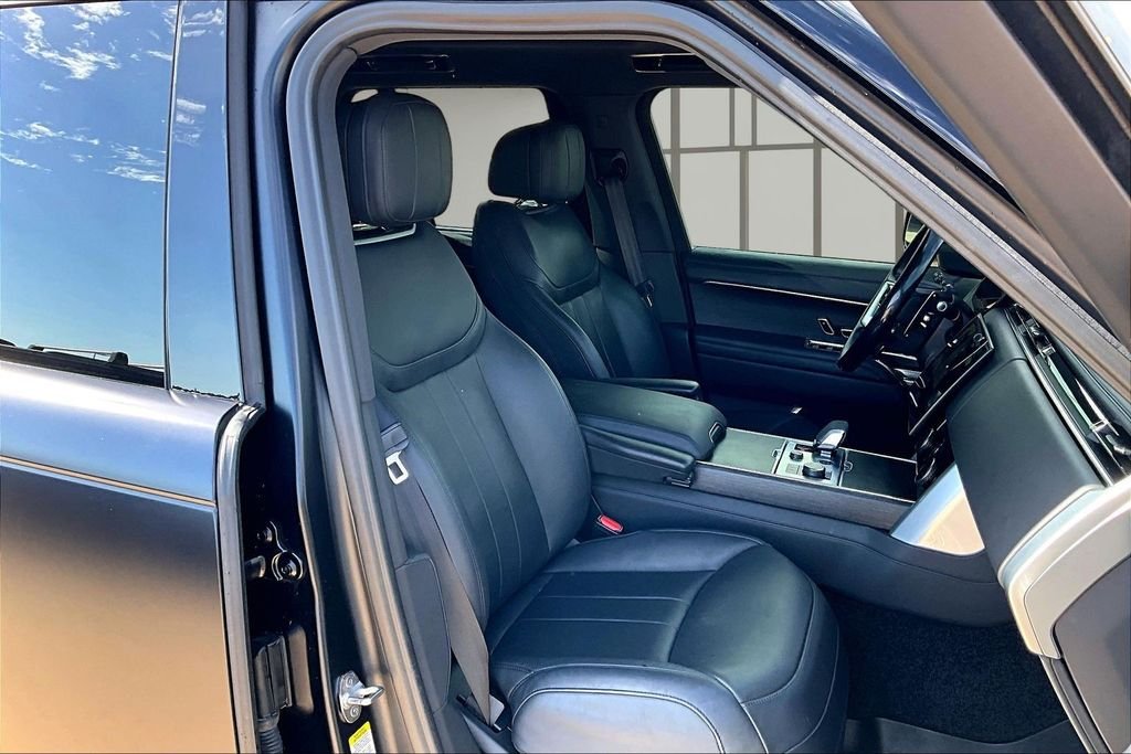 Used 2023  Land Rover SE image 7