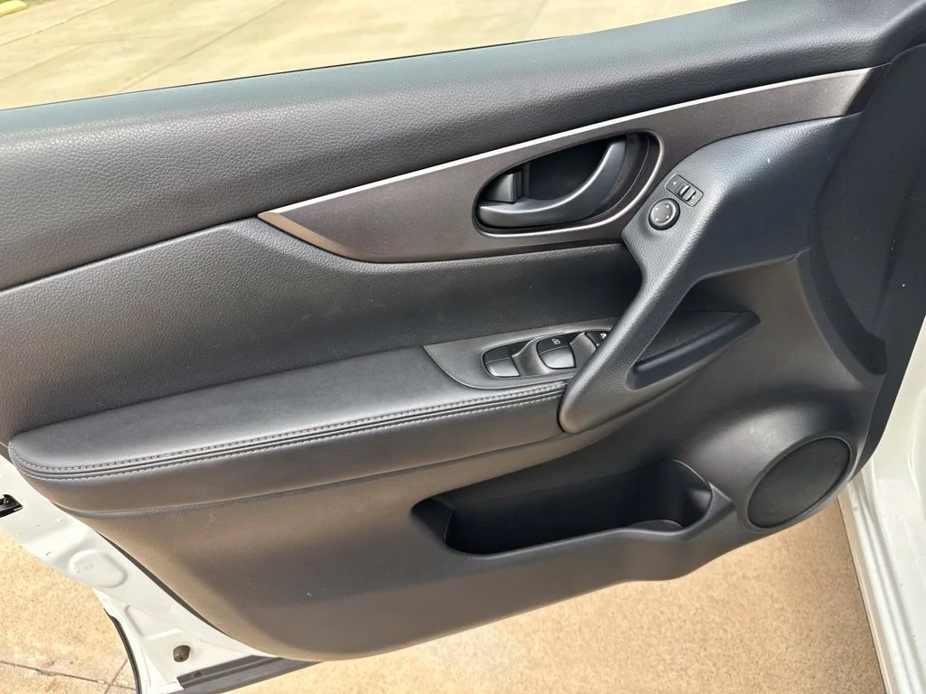 Used 2021 White Nissan S image 8