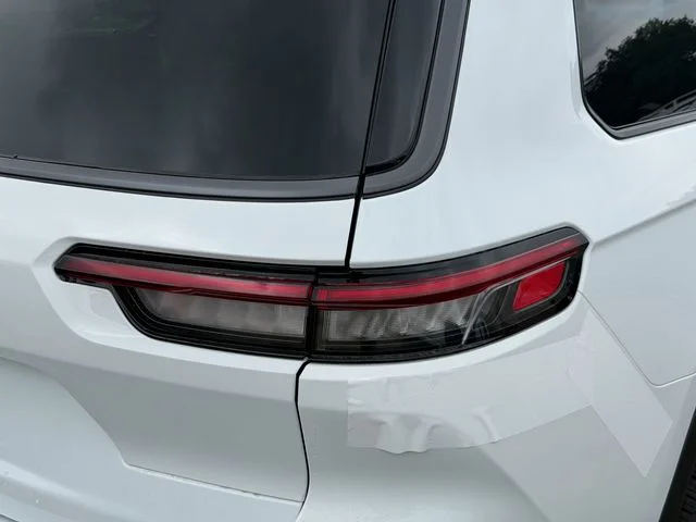 New 2026 Bright White Clear-Coat Exterior Paint Jeep Limited image 6