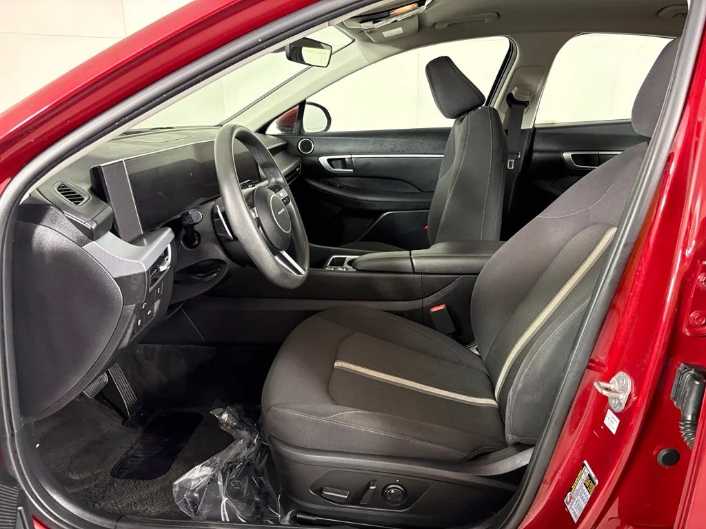 Used 2025 Red Hyundai SEL image 18