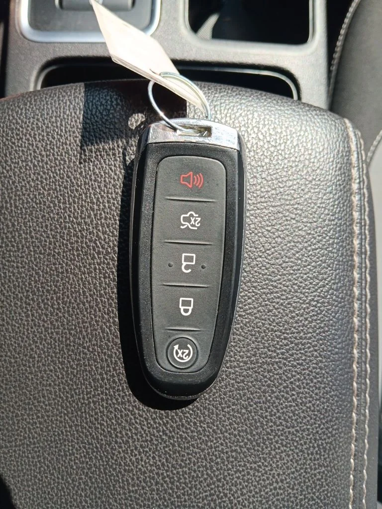 Used 2019 Lightning Blue Metallic Ford SE image 26