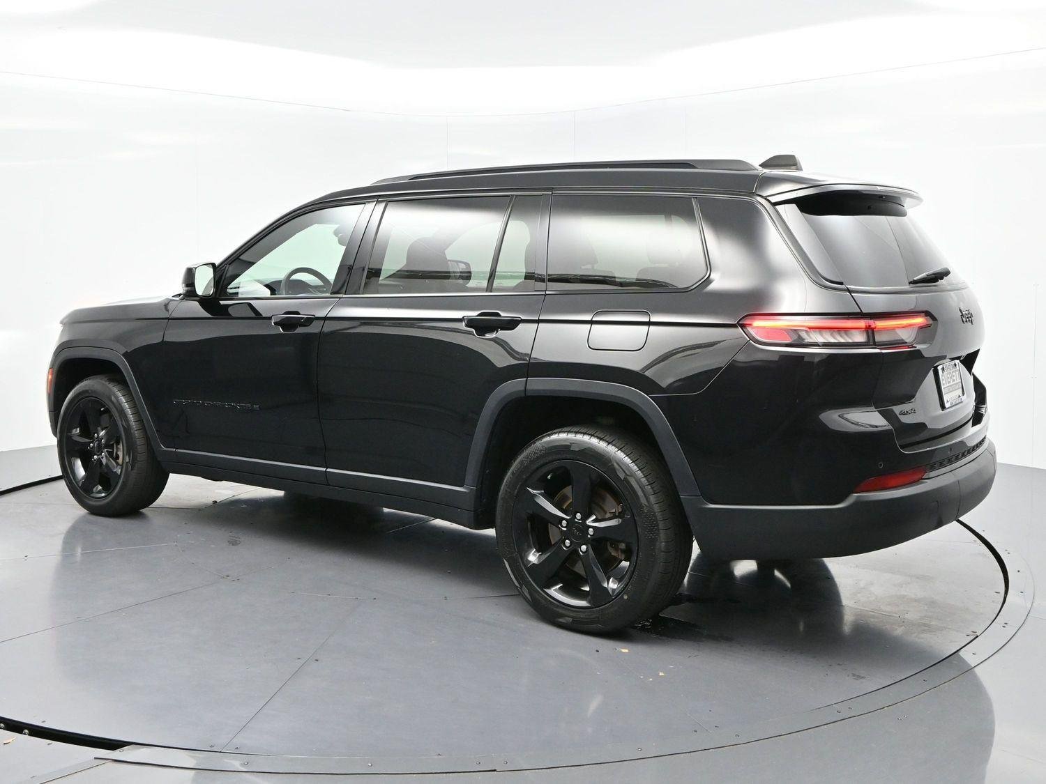 Used 2023 Diamond Black Crystal Pearlcoat Jeep Altitude image 5