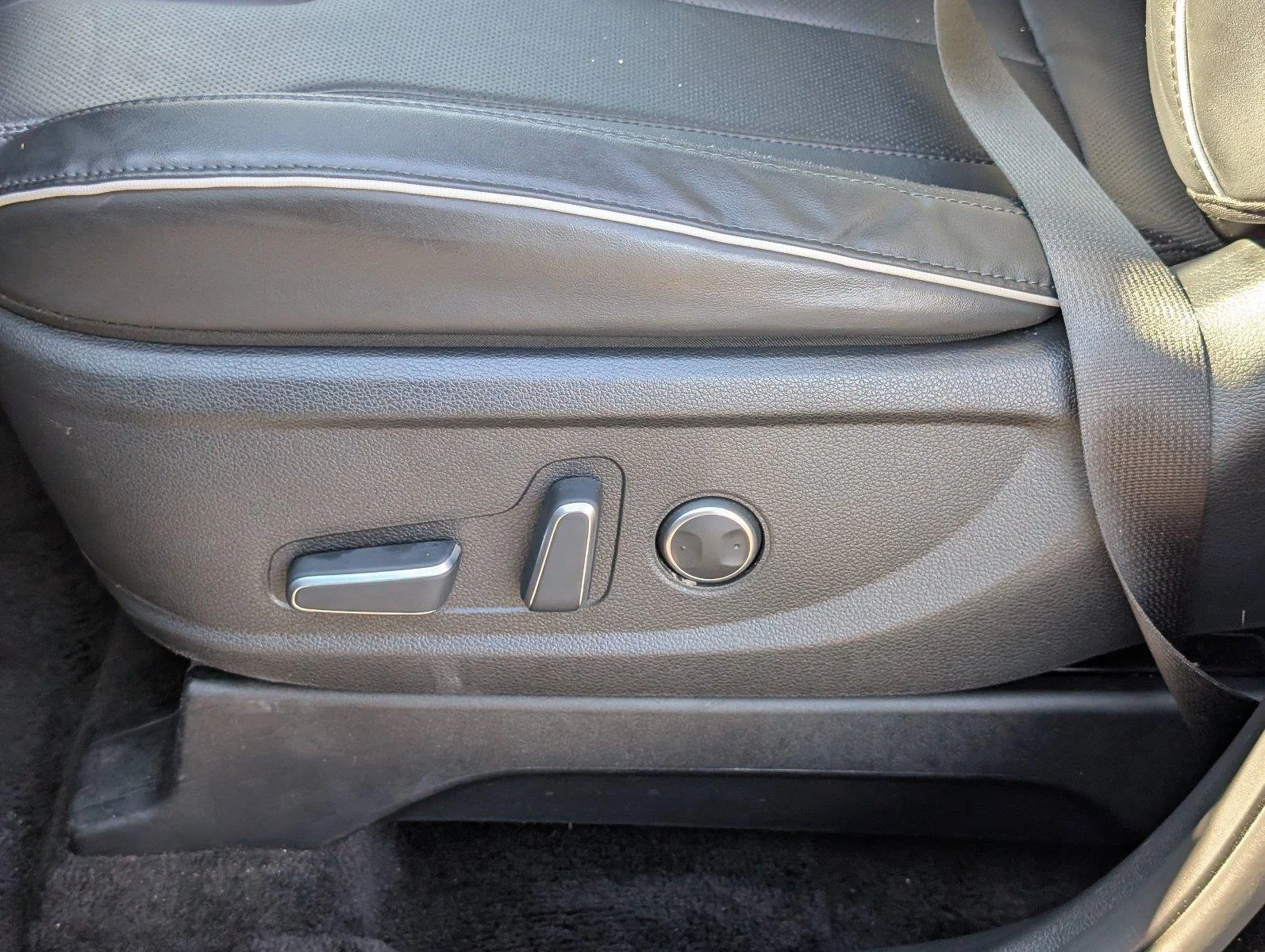 Used 2025 Abyss Black Pearl Hyundai SEL image 18