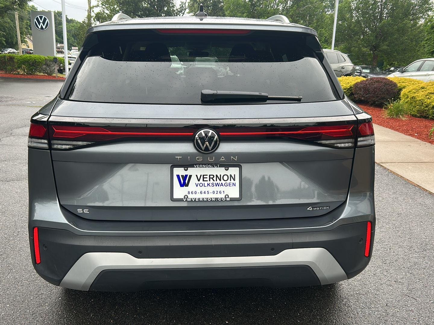 Certified Used 2025 Platinum Gray Metallic Volkswagen SE image 3