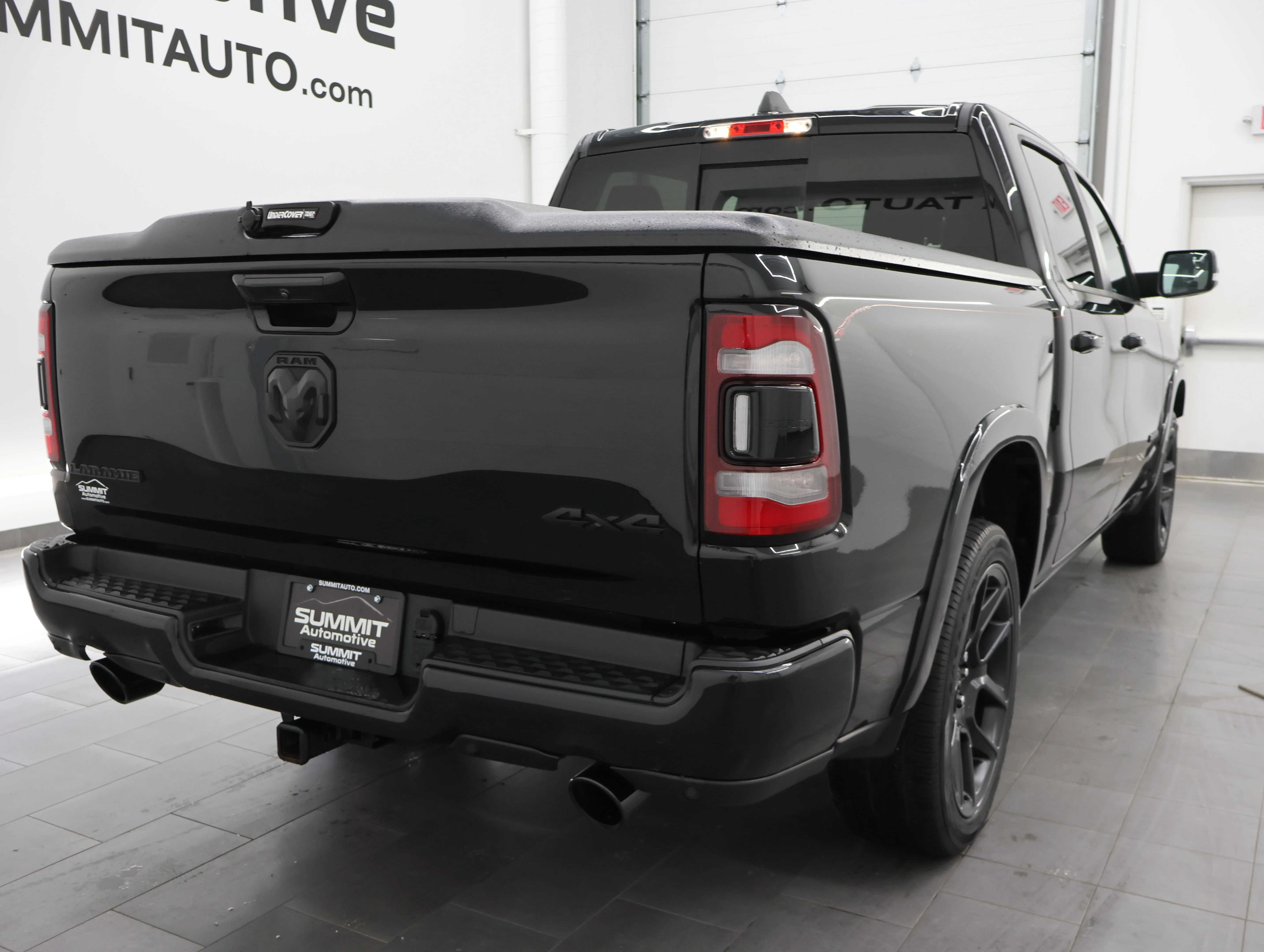 Used 2021 Diamond Black Crystal Pearlcoat Ram Laramie image 4