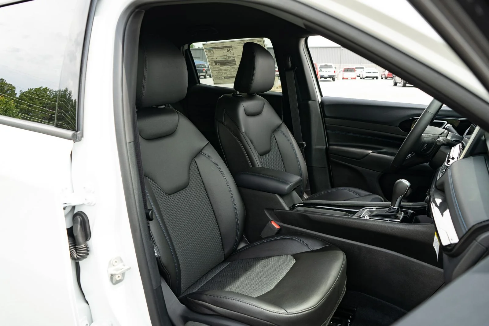 New 2026 Bright White Clear-Coat Exterior Paint Jeep Latitude image 22