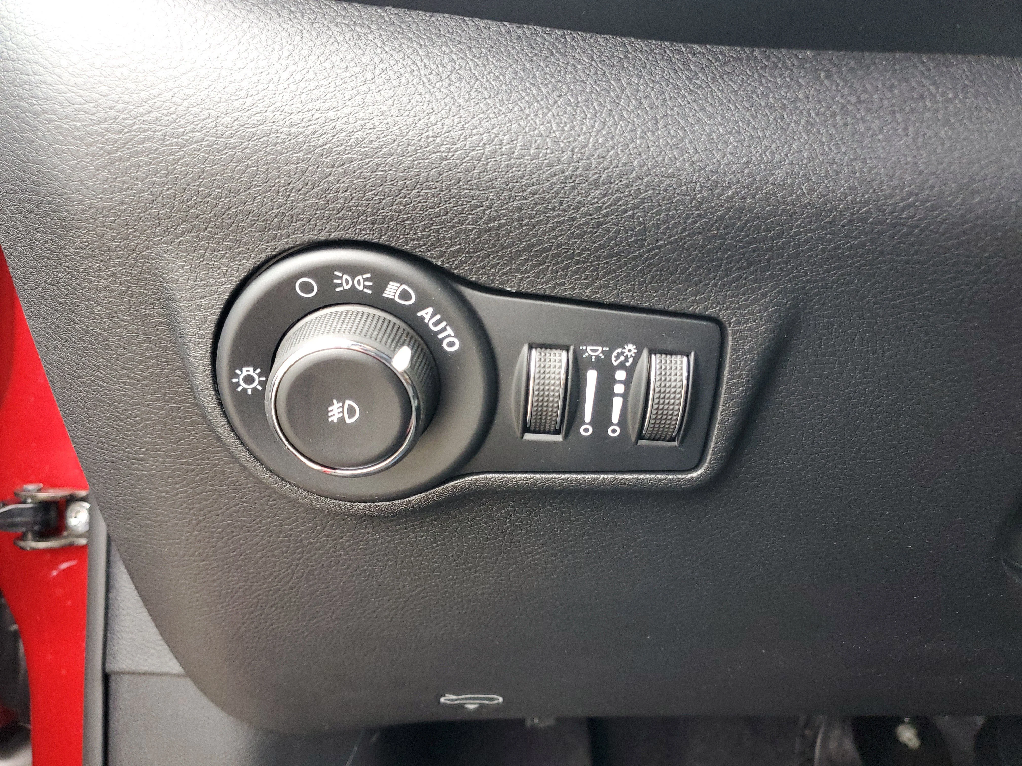 New 2026 Red Hot Pearl-Coat Exterior Paint Jeep Latitude image 24