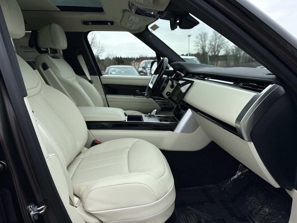 New 2026 Tourmaline Brown in Satin finish Land Rover SE image 13