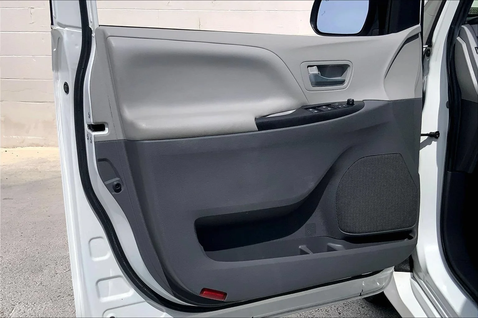 Used 2020 Whi/white Toyota LE Auto Access Seat image 27