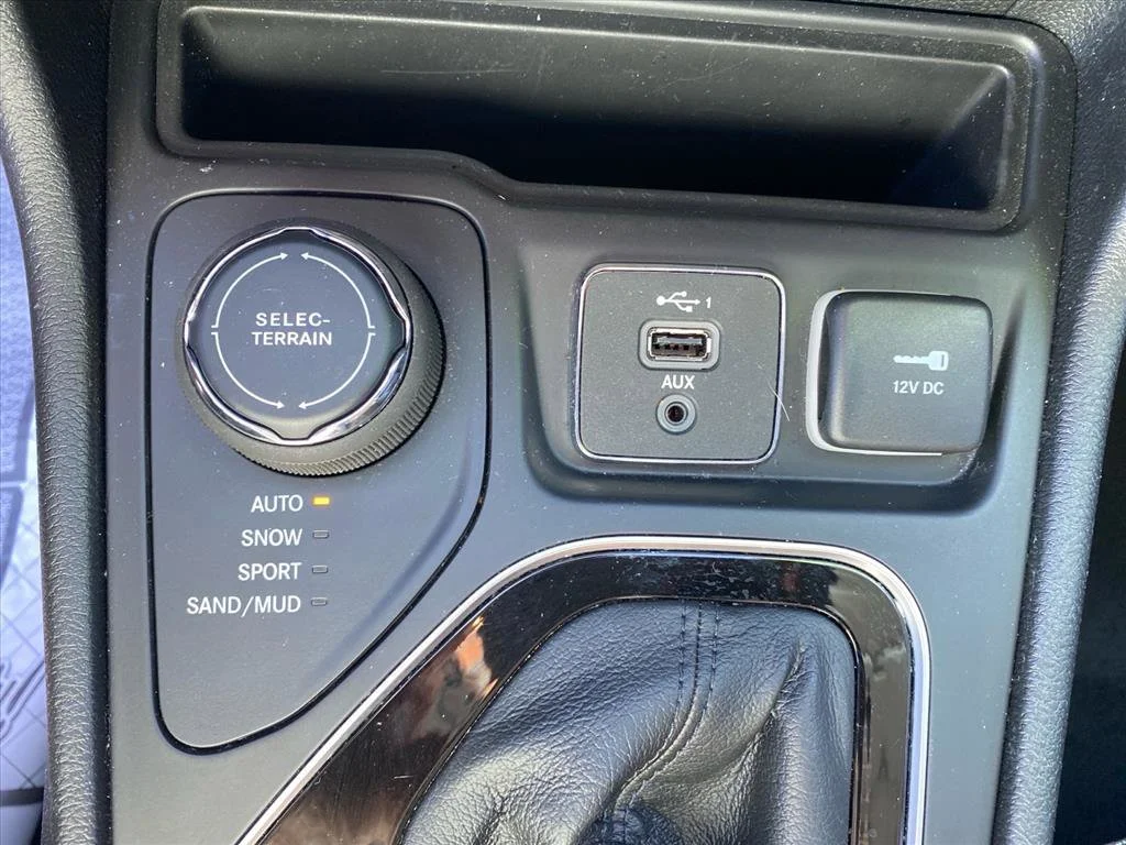 Used 2023 Diamond Black Crystal Pearlcoat Jeep Altitude Lux image 13
