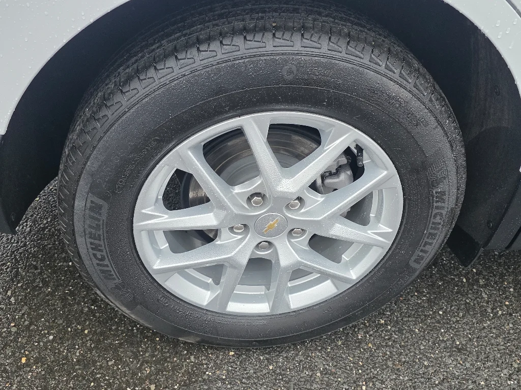 Used 2024 Summit White Chevrolet LT image 27