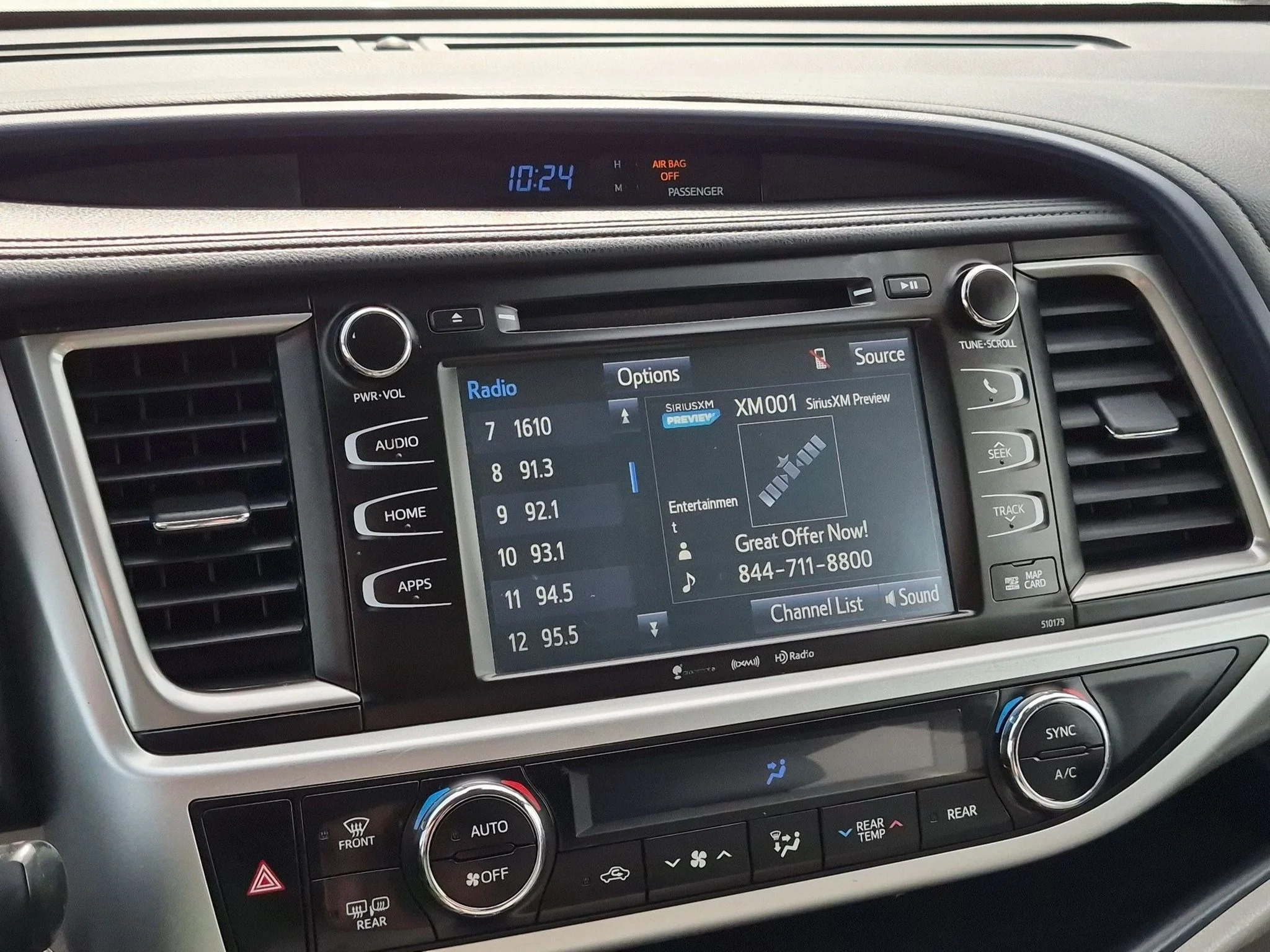 Used 2018 Blizzard Pearl Toyota XLE image 13
