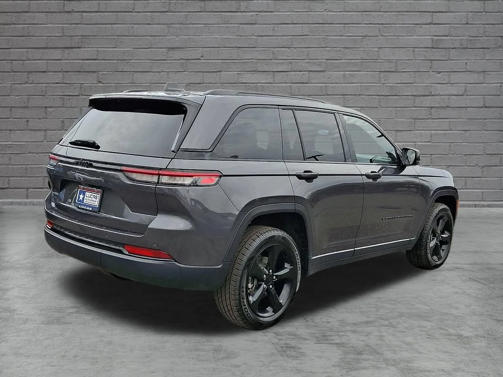 Used 2023 Baltic Gray Metallic Clearcoat Jeep Altitude image 12
