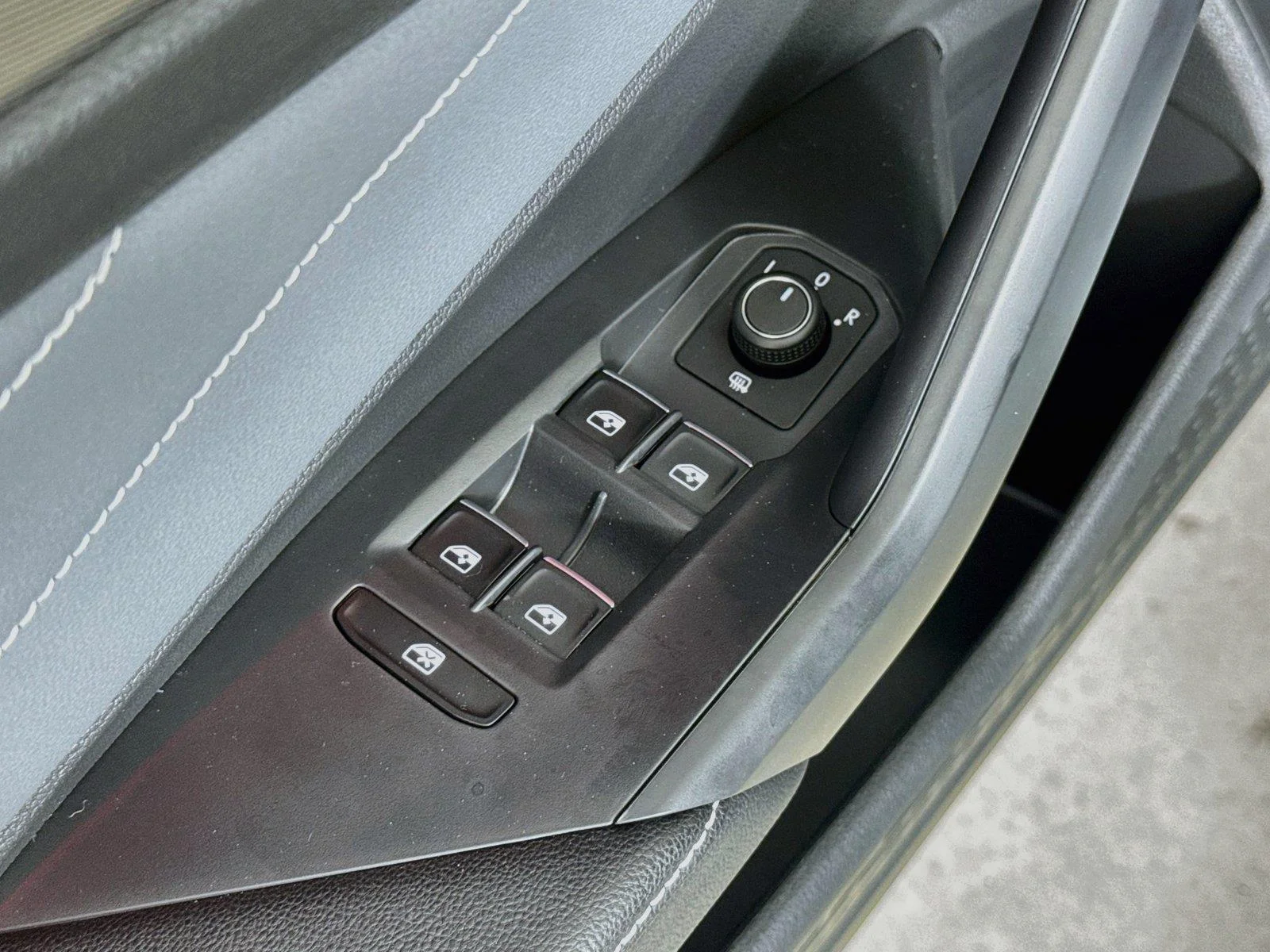 New 2027 GRAY Volkswagen SEL image 18