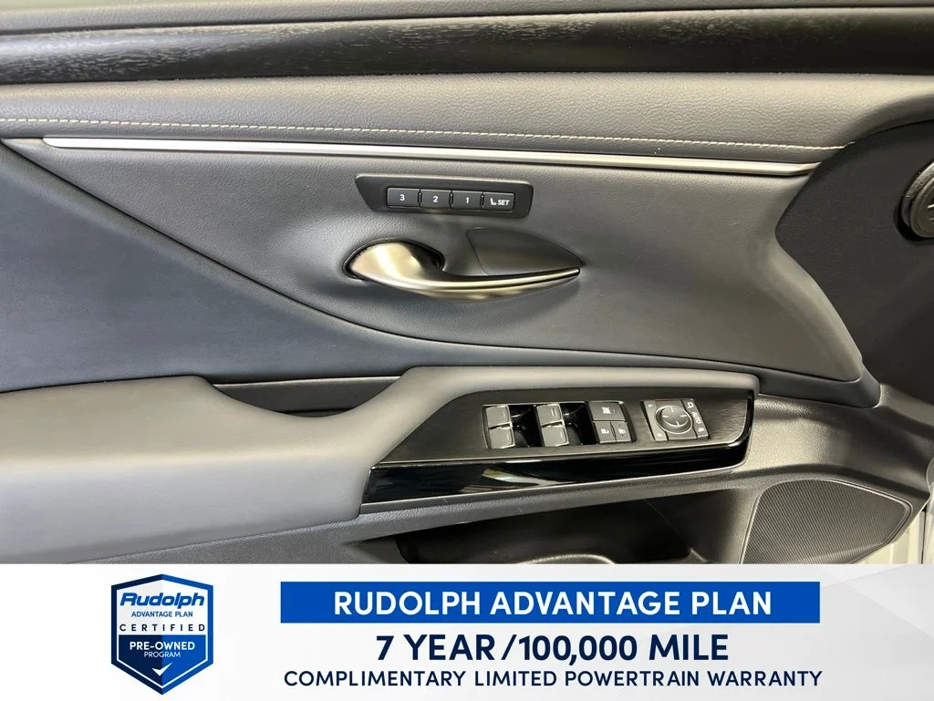 Used 2025 White Lexus 300h image 11