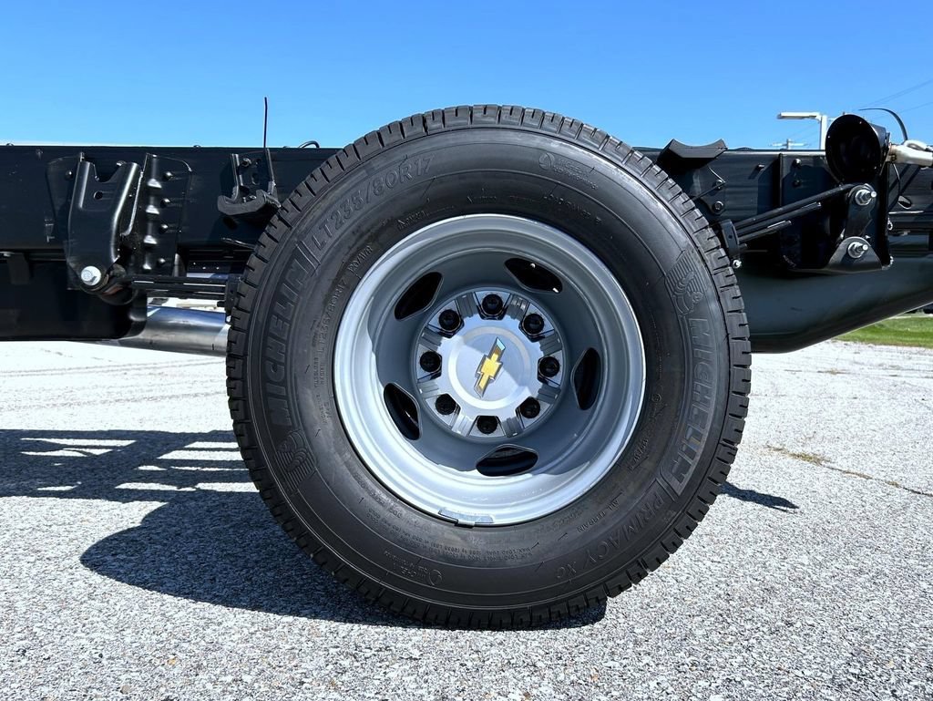 New 2026 Summit White Chevrolet Work Truck image 17