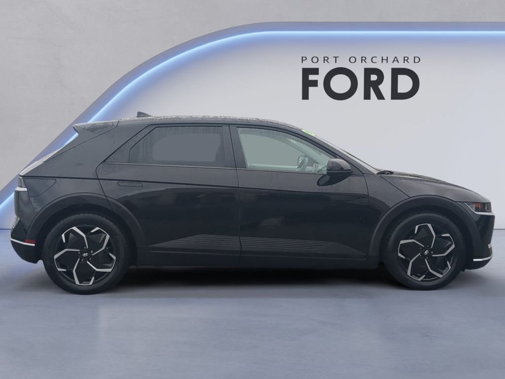 Used 2024 Black Hyundai SE image 8
