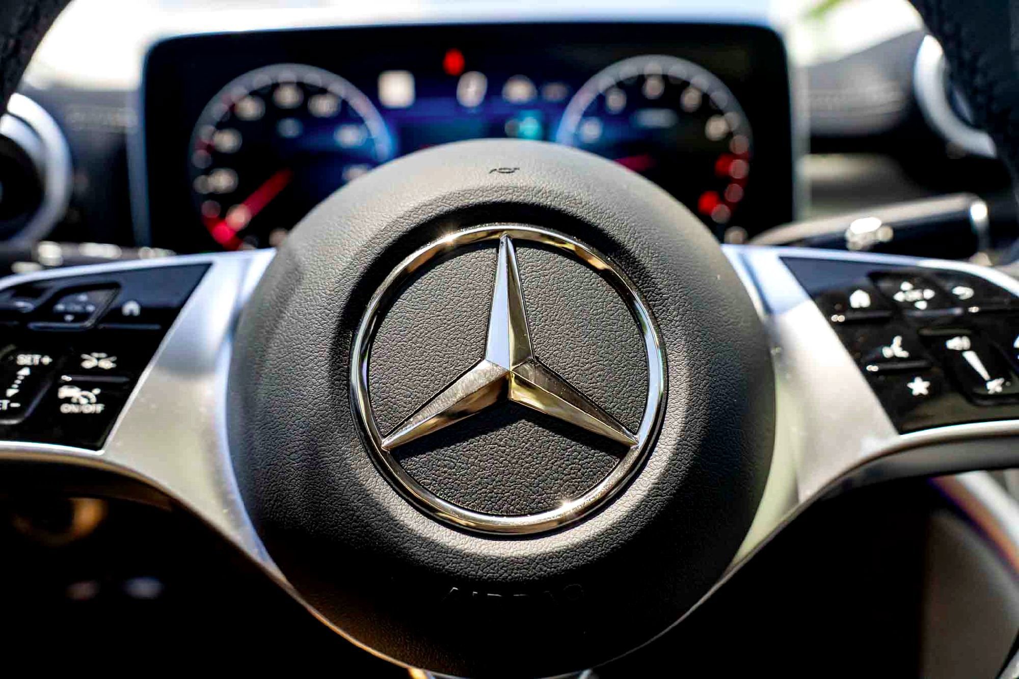 New 2026 MANUFAKTUR Moonlight White Metallic Mercedes-Benz C 300 image 13