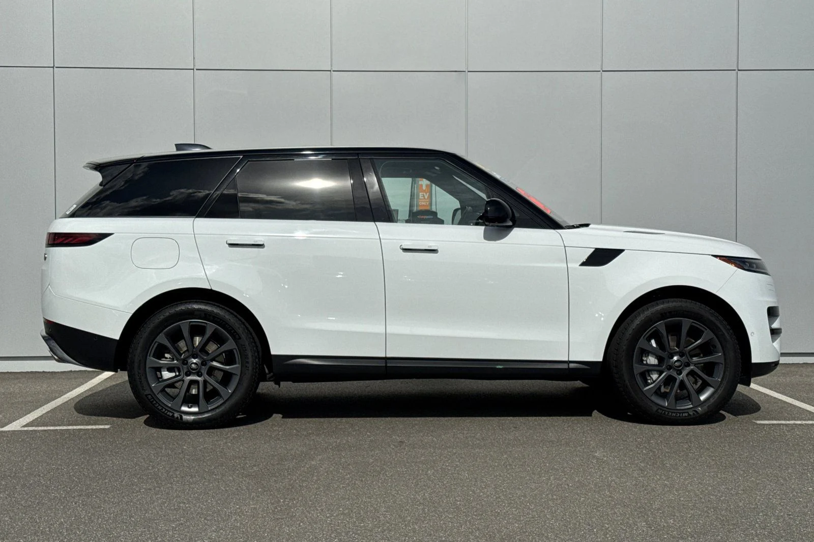Used 2023 White Land Rover SE image 6