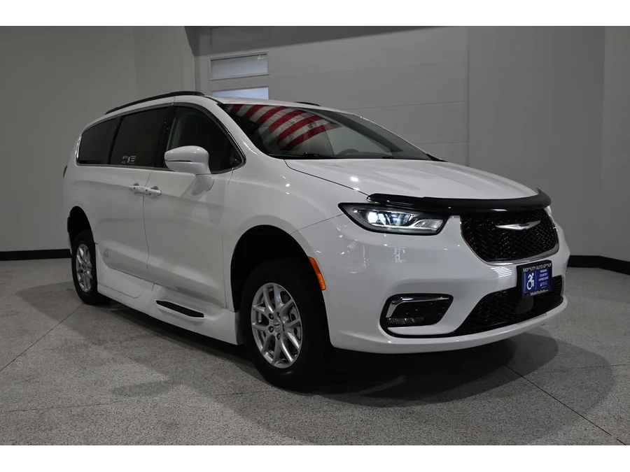 Used 2022 WHITE Chrysler Touring L Mobility Handicap Van image 3