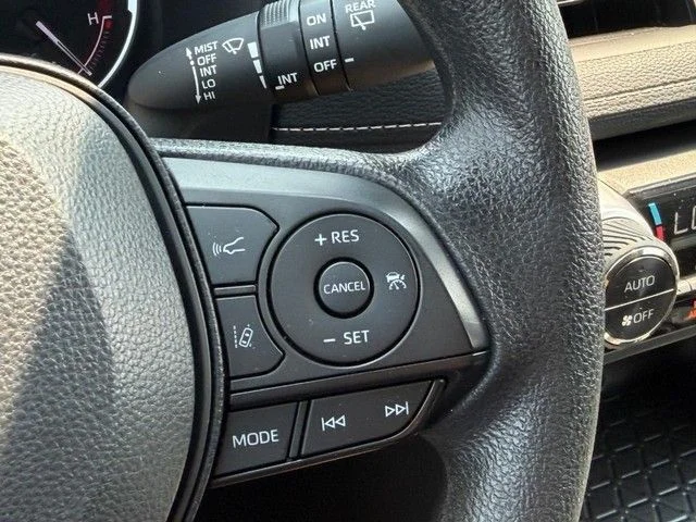 2024 Toyota RAV4 XLE - Photo 17