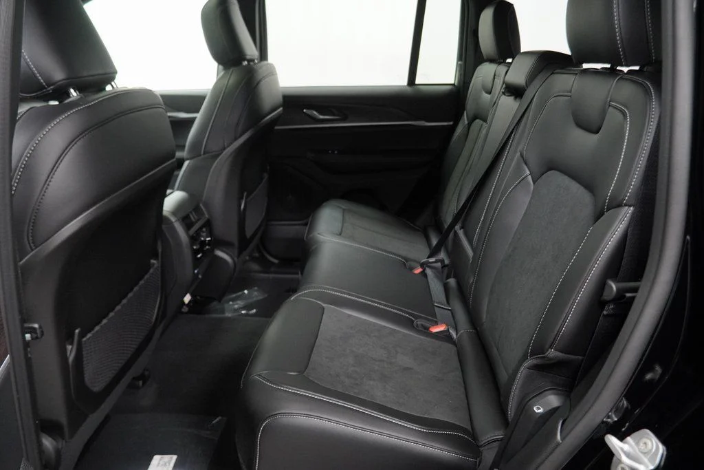 New 2026 Diamond Black Crystal Pearl-Coat Exterior Paint Jeep Altitude image 17