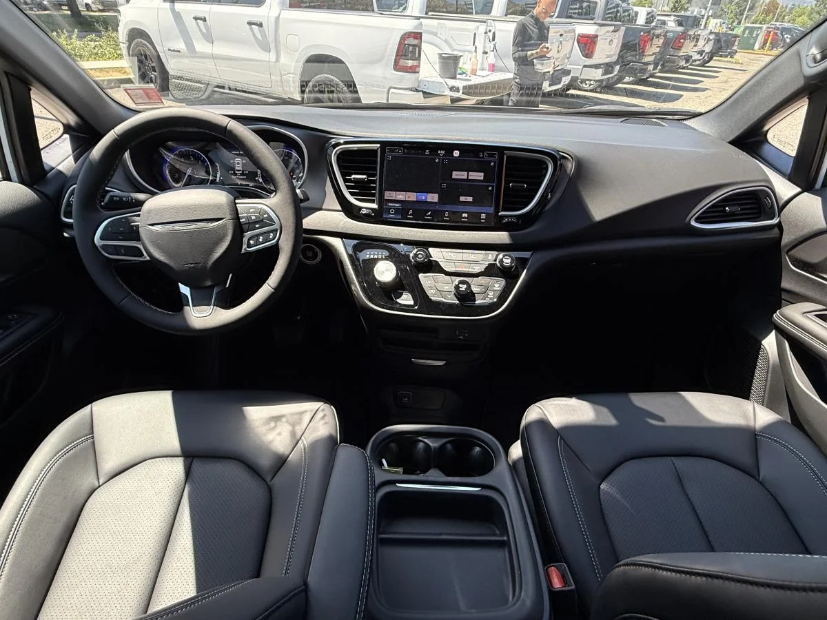 New 2027 White Chrysler SXT image 21