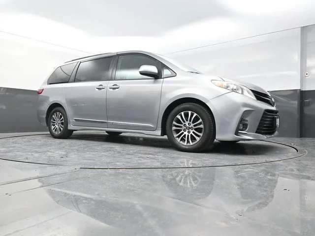 Used 2018 Silver Toyota XLE image 20