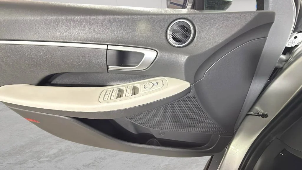 Used 2025 Silver Hyundai SE image 23