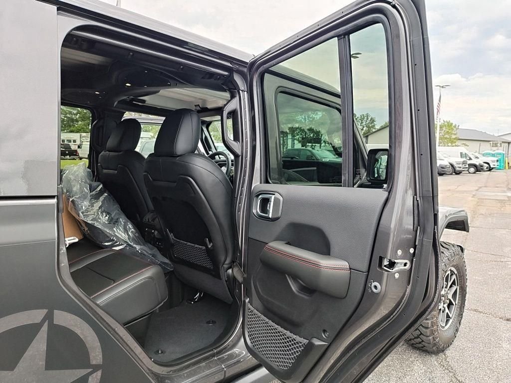 New 2026 Granite Crystal Metallic Clear-Coat Exterior Paint Jeep Rubicon X image 36